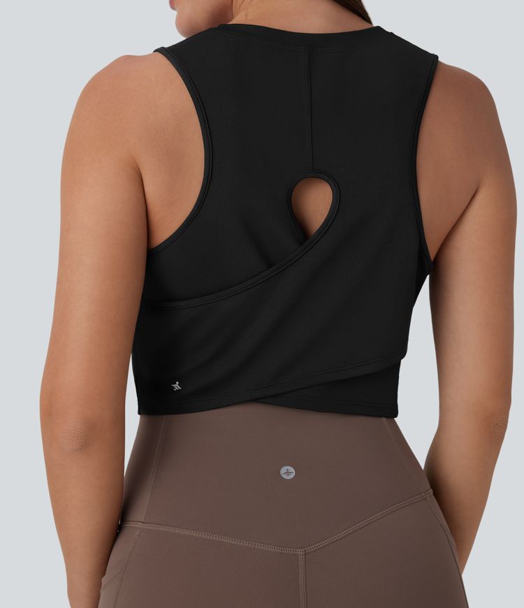 top de yoga corto liso con dobladillo cruzado y aberturas