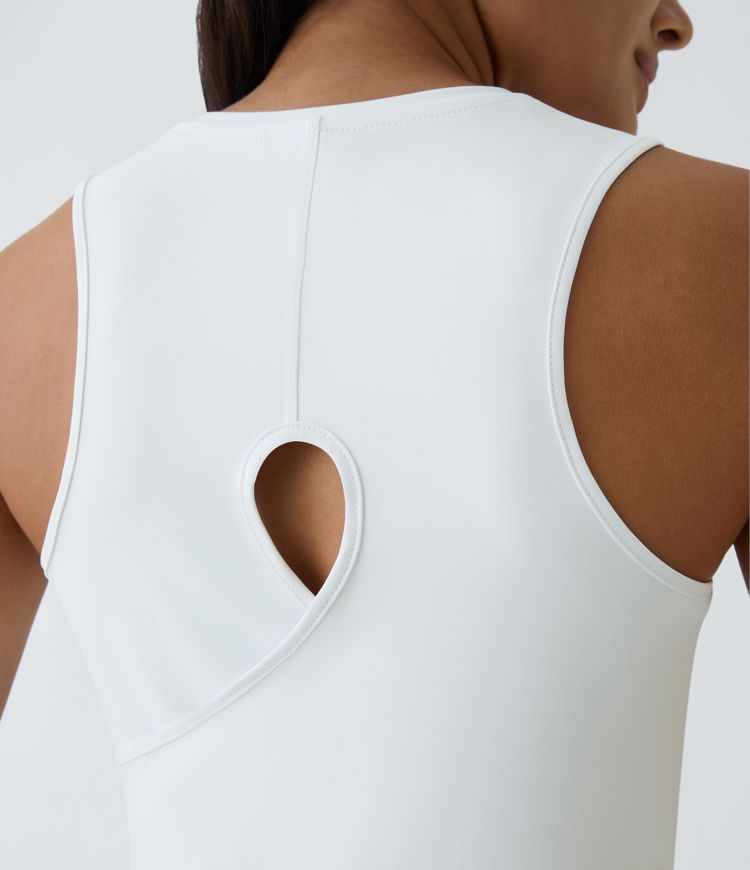 top de yoga liso con dobladillo cruzado y cortes