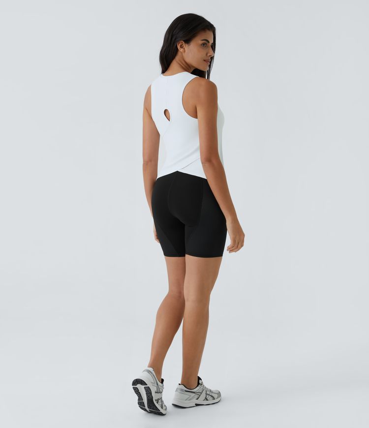top de yoga liso con dobladillo cruzado y cortes