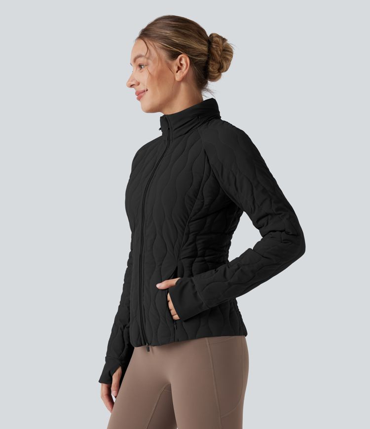 chaqueta deportiva puffflex de cuello alto elástica acolchada con aberturas para los pulgares y bolsillos con almohada para el cuello plegable.