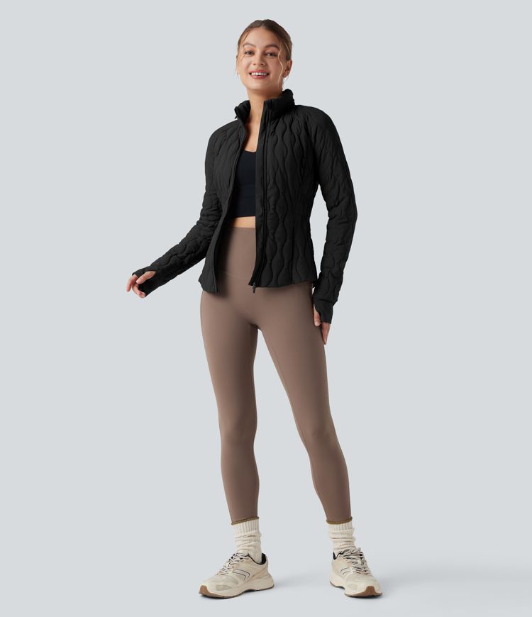 chaqueta deportiva puffflex de cuello alto elástica acolchada con aberturas para los pulgares y bolsillos con almohada para el cuello plegable.